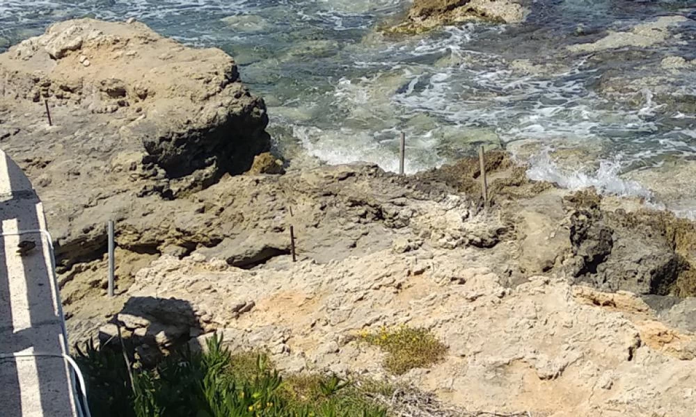Κινητοποίηση ΕΚΑΒ για γυναίκα που έπεσε σε βράχια στη Χερσόνησο